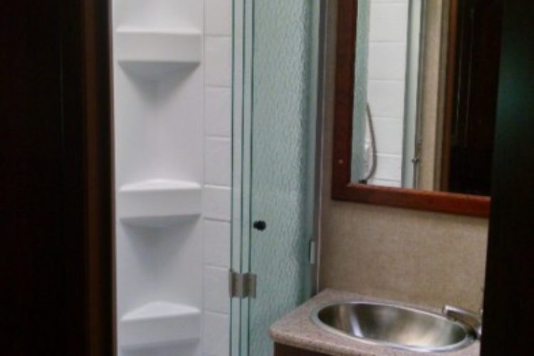 Large Shower/ceramic toliet Large Shower/ceramic toliet