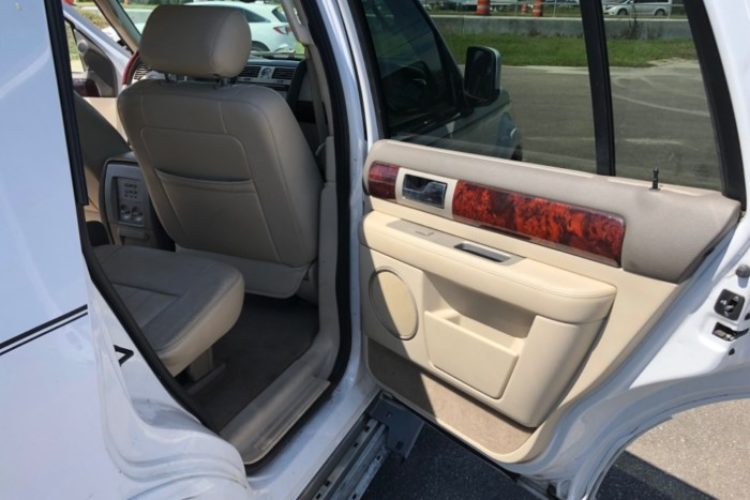 Used 2004 Lincoln Navigator - rr inside Used 2004 Lincoln Navigator - rr inside