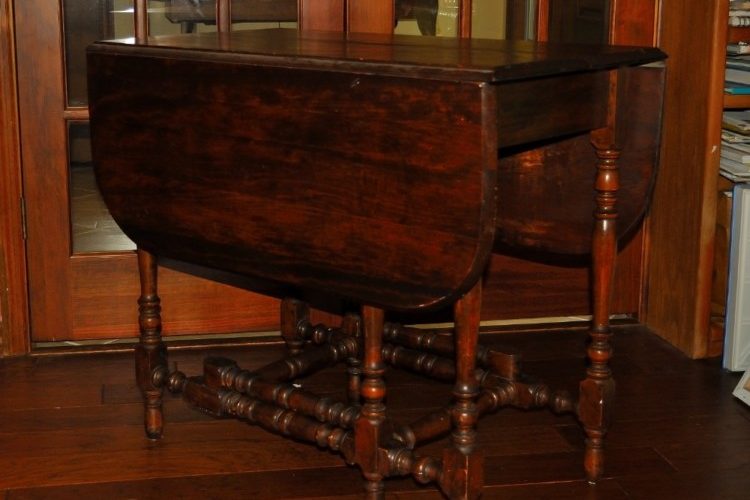 Vintage Drop Leaf Table w/Pop-up Vintage Drop Leaf Table w/Pop-up