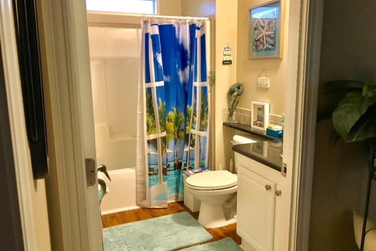 GUEST BATHROOM W/TUB/SHOWER GUEST BATHROOM W/TUB/SHOWER