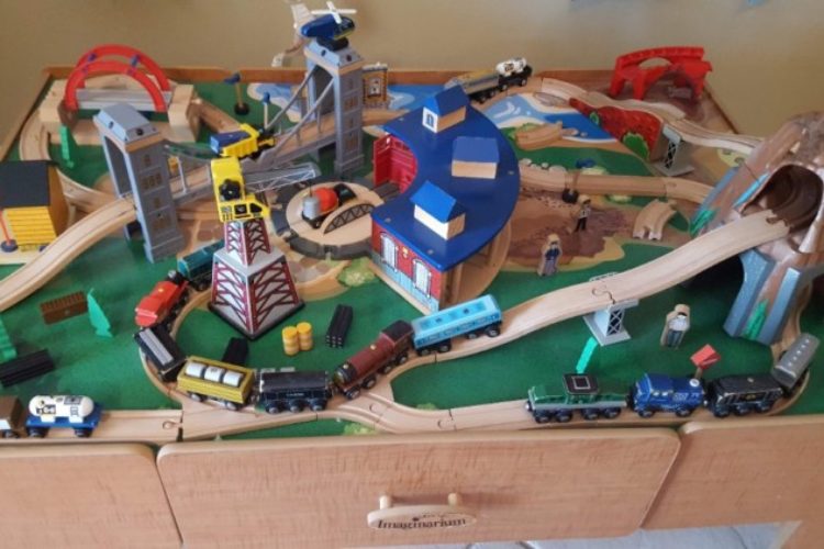 imaginarium 100 piece train table