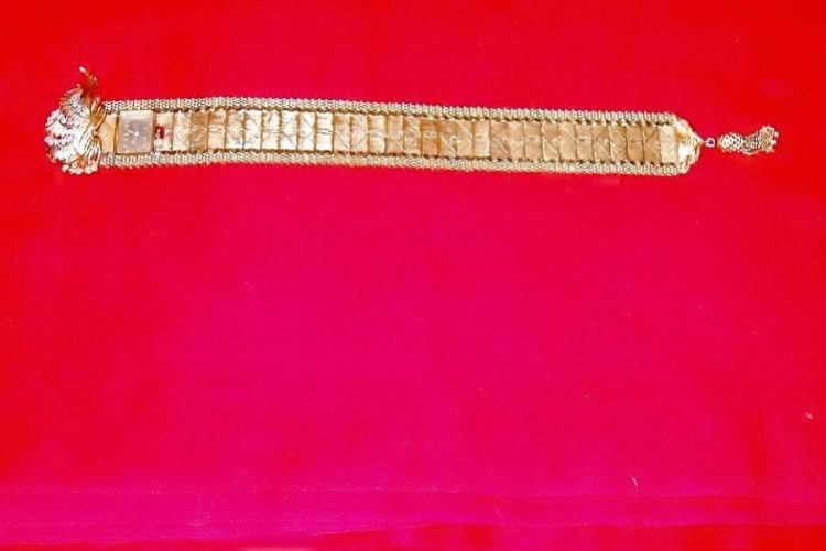 P1010007 (800x600) Bracelet shown open.