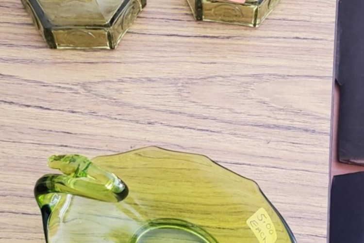 Small set of dining wares Small set of dining wares