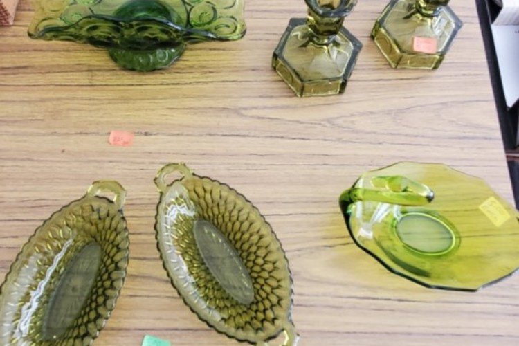 Small set of dining wares Small set of dining wares