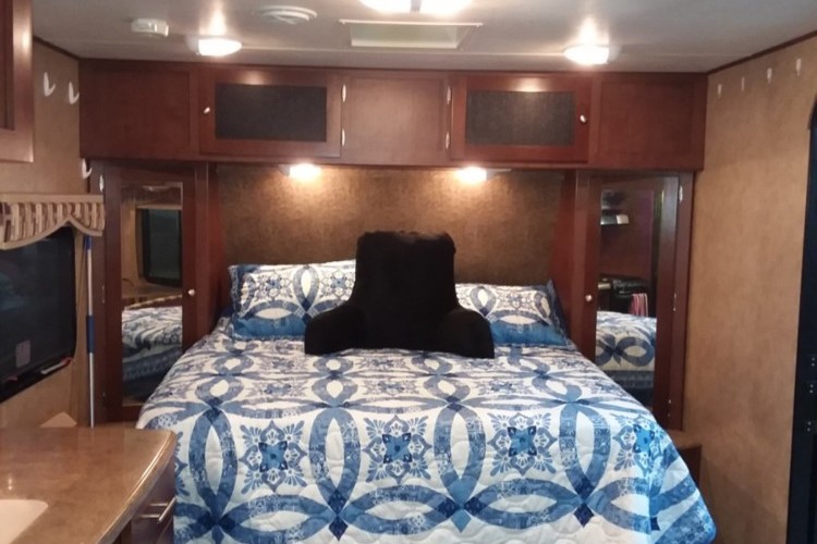 Front queen w/underbed storage Front queen w/underbed storage