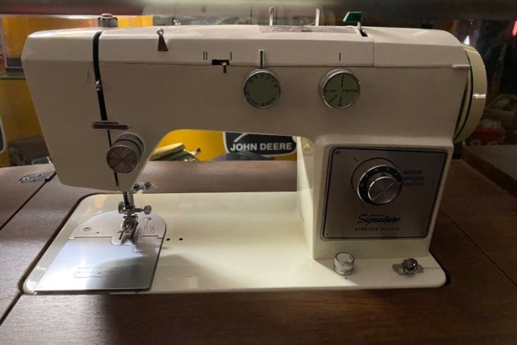 Sewing Machine Table & Sewing Machine
