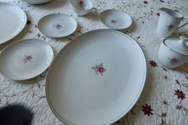 complete set of 8 dinnerware set (serenity bone china