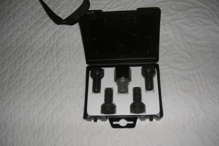 Mercedes Benz security wheel nuts