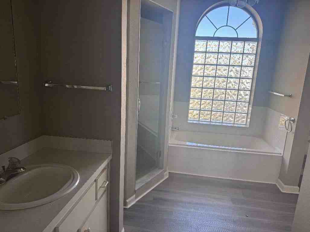 5110 NW 19th Place Bathroom Shower